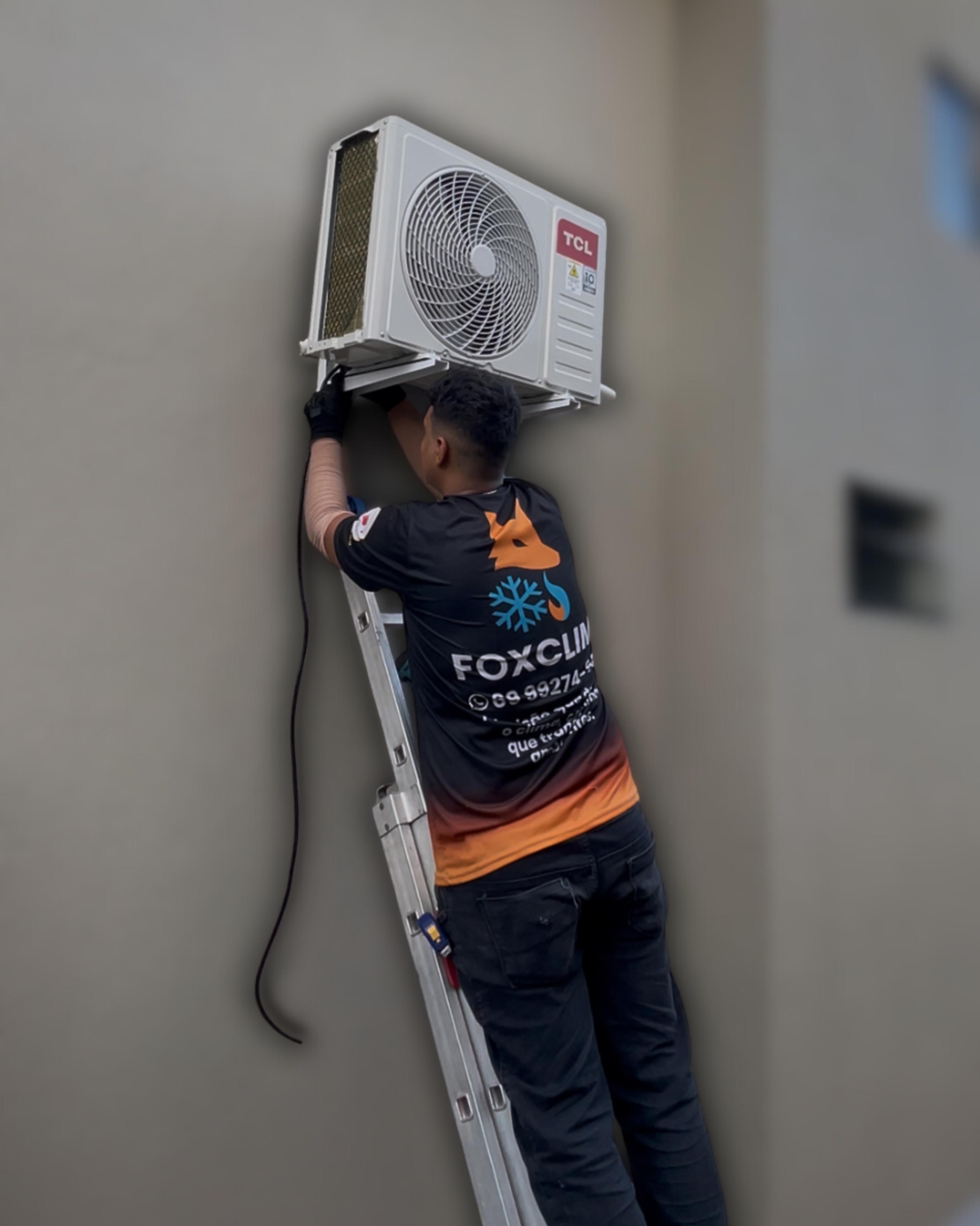 Técnico profissional da Foxclima instalando ar-condicionado